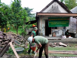 Koramil 0816/15 Sukodono Laksanakan Program Rehabilitasi RTLH Mandiri Di Desa Cangkringsari