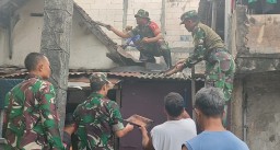 Semangat kebersamaan warga Kelurahan Sidokare dengan Koramil 0816/01 dalam program Rutilahu.