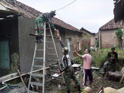 Gotong royong para Babinsa 09/Krian bangun Rutilahu Swadaya Mandiri Warga Binaan.