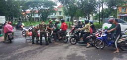 Berkah Ramadan, Anggota Makodim 0816/Sidoarjo beserta jajarannya bagikan takjil di jalanan