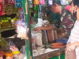 Pastikan Ketahanan Pangan Tersedia Babinsa Koramil 0816/11 Tarik Monitoring Dan Cek Harga Sembako Di Pasar Tradisional