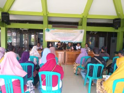 Babinsa Koramil 0816/06 Tanggulangin Mendampingi Pemberian BLT Selama 3 Bulan di Balai Desa Banjarasri Sidoarjo
