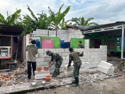 Koramil 0816/01 Sidoarjo sukseskan bedah rumah warga desa Cemengbakalan dalam program Rutilahu mandiri 2024.
