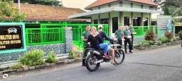 Koramil 0816/08 Jabon Bagi-Bagi Takjil Dengan Penuh Semangat.