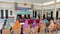 Babinsa Koramil 0816/15 Sukodono Serda Rama Melaksanakan pendampingan pembagian BLTD