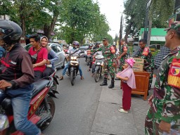 Harmoni Berbagi di Bulan Suci, Babinsa Koramil 0816/16 Waru Bagikan Paket Takjil Kepada Pengguna Jalan