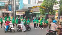 Berkah Ramadhan 1445 H anggota Koramil dan Persit 0816/01 Sidoarjo bagikan paket takjil.