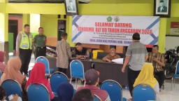 Sertu Sucipto Dampingi Penyaluran BLT DD Tahap I di Desa Lajuk, 88 KK Terima Bantuan Tunai