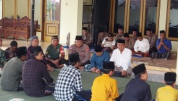 Babinsa &amp; Bhabinkamtibmas Desa Kebaron Hadiri Buka Bersama Dan Pemberian Santunan Anak Yatim Piatu Oleh Pemdes Kebaron