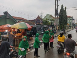 Berbagi Kebaikan, Babinsa Beserta Persit Koramil 0816/05 Tulangan Bagikan Takjil Berbuka Puasa
