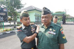 Letkol Inf Guntung Dwi Prasetyo Pimpin Acara Wisuda Purna Tugas Kodim 0816/Sidoarjo