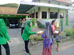 Koramil Jabon Bagi-Bagi Takjil Menjelang Berbuka Puasa.