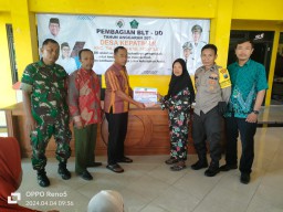 Serma Sukardi Babinsa Koramil 05/Tulangan Hadiri Penyaluran BLT DD Desa Kepatihan