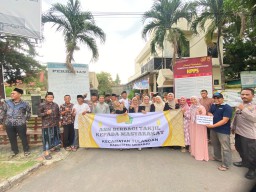 Kolaborasi Muspika Kecamatan Tulangan Bersama Koramil 0816/05 &amp; Polsek Bersama Bagi Takjil Kepada Warga