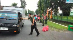 Danramil 0816/12 Prambon dan Anggotanya Bagikan Takjil, Menyemarakkan Bulan Ramadan dengan Kebersamaan dan Kepedulian