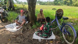 Babinsa Koramil 0816/10 Balongbendo Mempererat Tali Silaturahmi dengan Petani Melalui Komsos