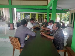 Jalin Silaturahmi, Babinsa Bangsri Bersama Bhabinkamtibmas Komsos Berama Warga