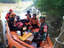 Bapak dan Anak Terjebur Sungai Perbatasan Sidoarjo dan Gresik Ditemukan oleh petugas Gabungan