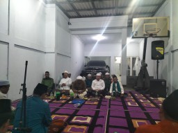 Danramil 0816/09 Krian Mempererat Kebersamaan Melalui Sholawatan Burdah Al-Masyhuri di Desa Sidomulyo