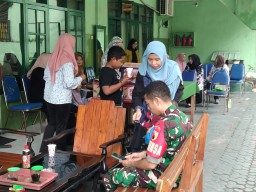 Halal bihalal keluarga besar Koramil 0816/01 Sidoarjo beserta keluarganya dengan sederhana.