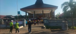 Jaga Kesehatan, Anggota Koramil 0816/11 Tarik Melaksanakan Senam SKJ Bersama Forpimka Kec. Tarik