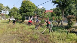 Babinsa Koramil 0816/09 Krian Serda Suhendri Hadiri Kegiatan Karya Bakti Bersama Masyarakat Desa Barengkrajan untuk Pembersihan Lingkungan