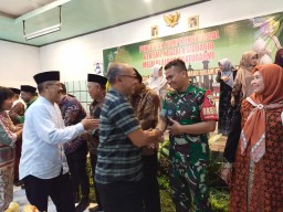 Babinsa Suko Koramil 0816/01 Sidoarjo halal bihalal dengan keluarga besar SMPN 4 Sidoarjo.
