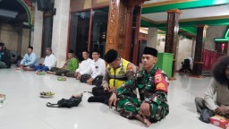 Momen Halal Bihalal, Serka Sentot Babinsa Koramil 0816/05 Tulangan Ajak Warga Jalin Silaturahmi