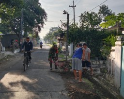 Babinsa Koramil 0816/09 Krian Beraksi Bersama Warga, Bersihkan Saluran Air untuk Kesejahteraan Desa Barengkrajan