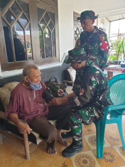 Satgas TMMD ke 120 Kodim 0816/Sidoarjo Membawa Sentuhan Kemanusiaan Melalui Posyandu Lansia di Desa Penambangan