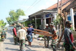Hari Ke-3 Satgas TMMD ke-120 Kodim 0816/Sidoarjo bersama masyarakat bersatu bongkar rumah Bu Umami
