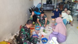 Suasana Hangat antara Satgas TMMD dan Warga Desa, Memasak Bersama Sebagai Momentum Kebahagiaan