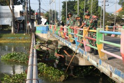 Bersama Semangat dan Kerja Keras, Satgas TMMD ke-120 Kodim 0816/Sidoarjo Sosialisasikan Kebersihan Dam Sungai Mangetan Kanal