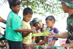 Satgas TMMD ke-120 Sidoarjo Membangun Kebersamaan dan Kesadaran Lingkungan Bersama Anak-anak Desa Penambangan