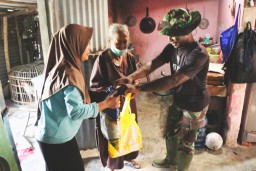 Satgas TMMD ke-120 Kodim 0816/Sidoarjo Berikan Tali Asih untuk Membantu Wrga Desa Penambangan