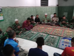 Kebersamaan dan Spiritualitas Satgas TMMD dalam Sholat Maghrib Berjamaah di Desa Penambangan