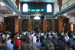 Anggota Satgas TMMD dan Warga Desa Penambangan Gelar Sholat Jumat Berjemaah di Masjid Jami Baitur Ridlwan