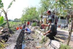 Kedekatan Humanis, Dansatgas TMMD ke 120 Kodim 0816/Sidoarjo menyatu dengan warga Desa Penambangan dalam TMMD ke-120