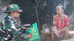 Kebersamaan dalam Kepedulian, Satgas TMMD ke-120 dan Baznas Kab. Sidoarjo Salurkan Bantuan Sembako di Desa Penambangan