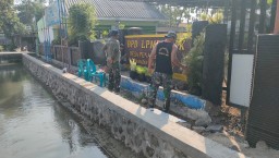Satgas TMMD ke-120 Kodim 0816/Sidoarjo Percantik Desa Penambangan dengan Pengecatan dan Penanaman Pohon