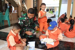 Babinsa Desa Penambangan Tingkatkan Minat Baca Anak-Anak TK melalui Program TMMD ke-120