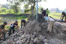 Satgas TMMD ke-120 Kodim 0816/Sidoarjo Bersama Warga Bangun Plengsengan Pengairan Sawah