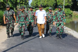 Kunjungan Kerja Danrem 084/BJ Menyapa Warga dan Meninjau Progres TMMD ke-120 di Desa Penambangan