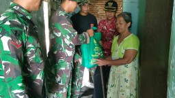 Satgas TMMD ke-120 Kodim 0816/Sidoarjo Menyapa dengan Hangat, Masuk Dapur dan Berbagi Sembako di Desa Penambangan