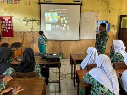 Satgas TMMD ke-120 Kodim 0816/Sidoarjo Tanamkan Wawasan Kebangsaan dan Bela Negara kepada Anak-anak SD Penambangan