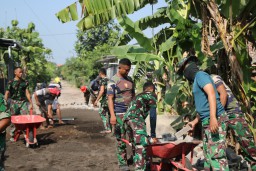Satgas TMMD ke-120 Kodim 0816/Sidoarjo Percepat Pavingisasi Jalan, Tingkatkan Kualitas Hidup Warga Desa Penambangan