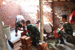 Satgas TMMD ke-120 Kodim 0816/Sidoarjo Pantang Menyerah, Perbaiki Rumah Ibu Desy di Hari Minggu