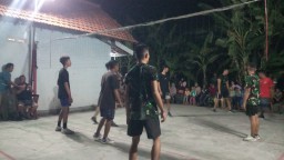 Kebersamaan Satgas TMMD dan Warga Desa Penambangan Terjalin dalam Pertandingan Voli Meriah