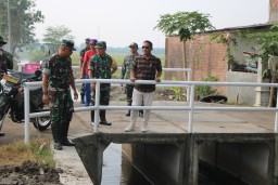 Pantau Kemajuan Program TMMD di Desa Penambangan, Dansatgas Turun Langsung ke Lokasi
