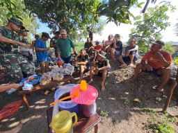 Keakraban dan Kebersamaan TNI dengan Warga Desa Penambangan di Waktu Istirahat